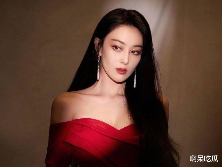 张馨予|张馨予素颜太美被狂赞，皮肤白皙像剥壳鸡蛋，绝美身材惹人羡！