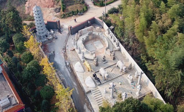 昌霖李先生 “活人墓”再现深山，内部机关重重，居住者却是一位92岁老人