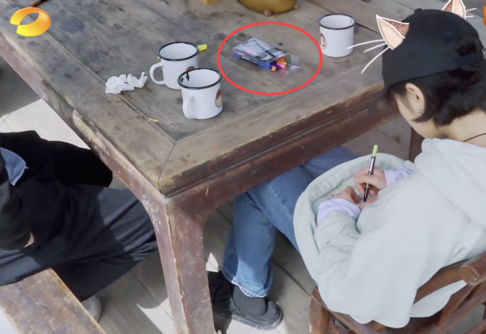 杨紫|《向往》曝杨紫吸烟？有意遮挡个人隐私，镜头一转：煊赫门还是华子