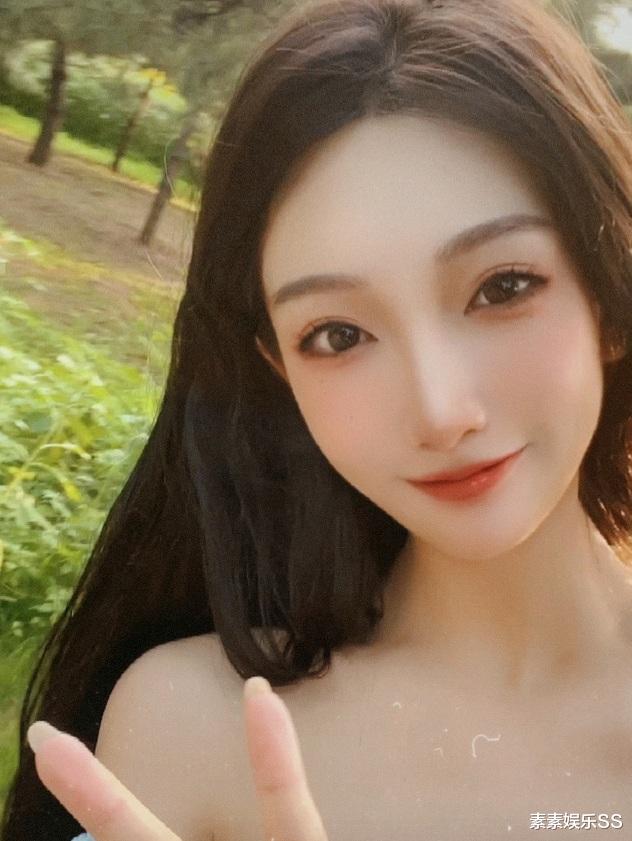 都美竹|赢了！都美竹用16个字总结吴亦凡事件，对镜头比胜利手势