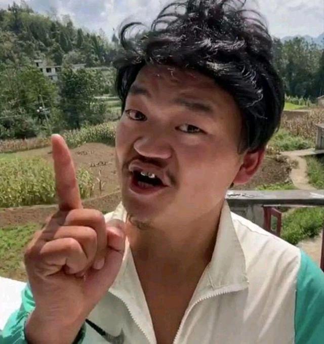 马蓉|王宝强模仿者连线马蓉，看她表情是后悔了！网友：想当她经纪人