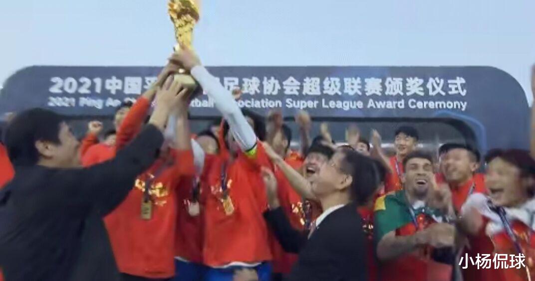 郑铮|郑铮数天前说的“惊喜”，在中超冠军颁奖仪式上终于水落石出了