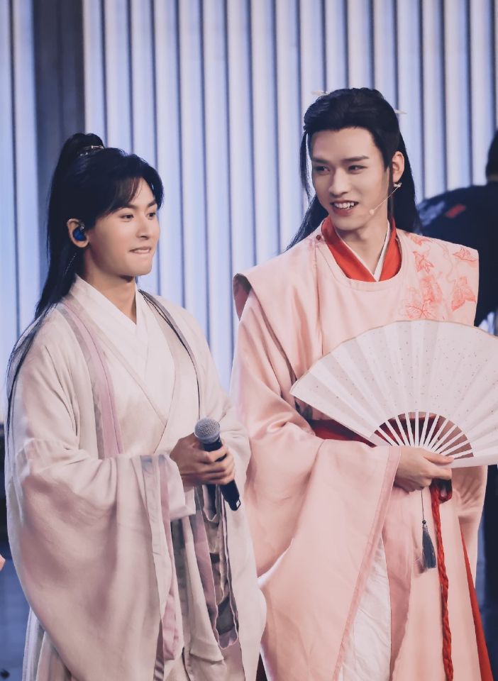 明星素颜|华晨宇：这是我素颜，肖战：这是我素颜，龚俊：闪开看我的