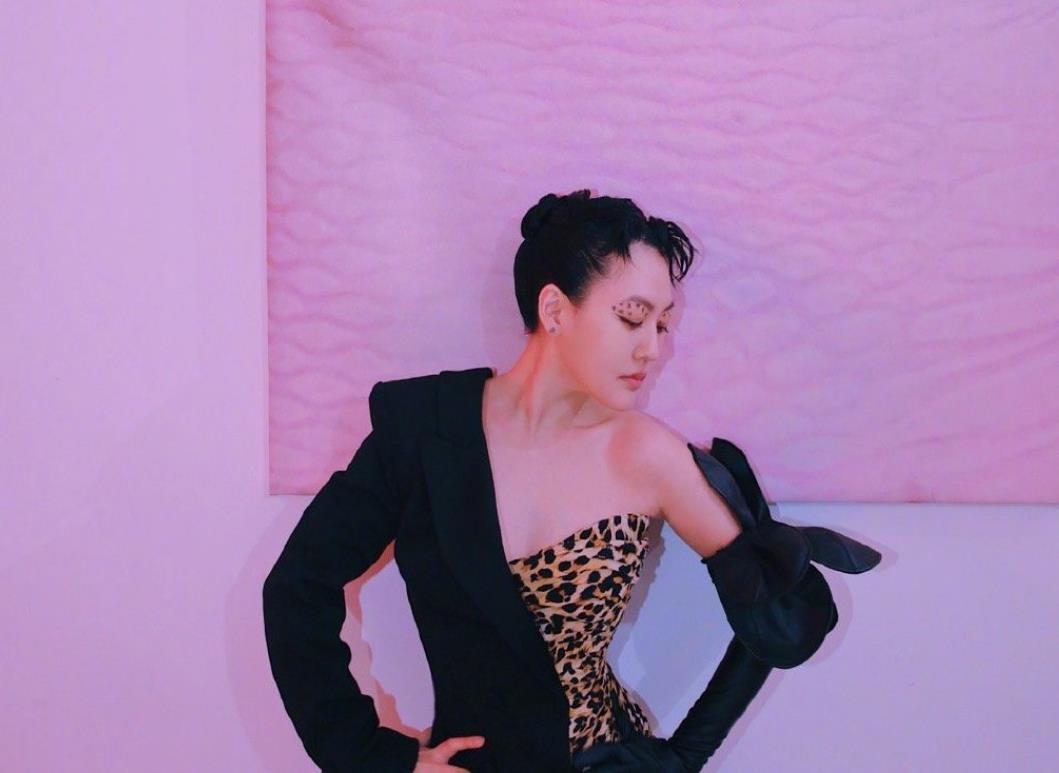 姐姐|小S透露被姐姐警告，当众坦言：以后大S的事不要问我，我很怕她