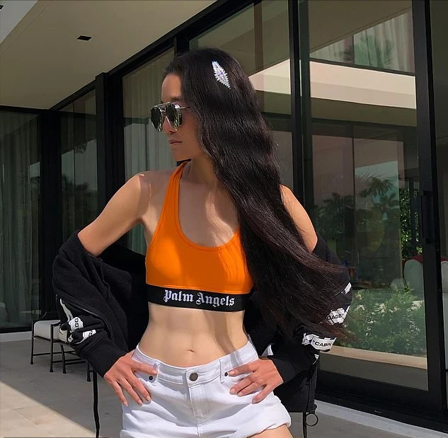 时尚风行派|72岁王薇薇秀身材上瘾?穿超短裤踩恨天高太性感,小36岁男友真帅