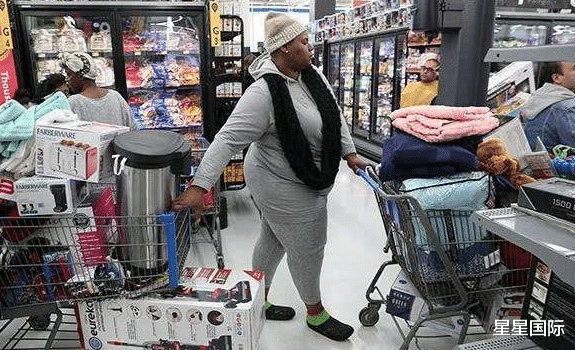 制造業 “中國商品”火了，美國人排隊搶購，超市貨架都被搬空了