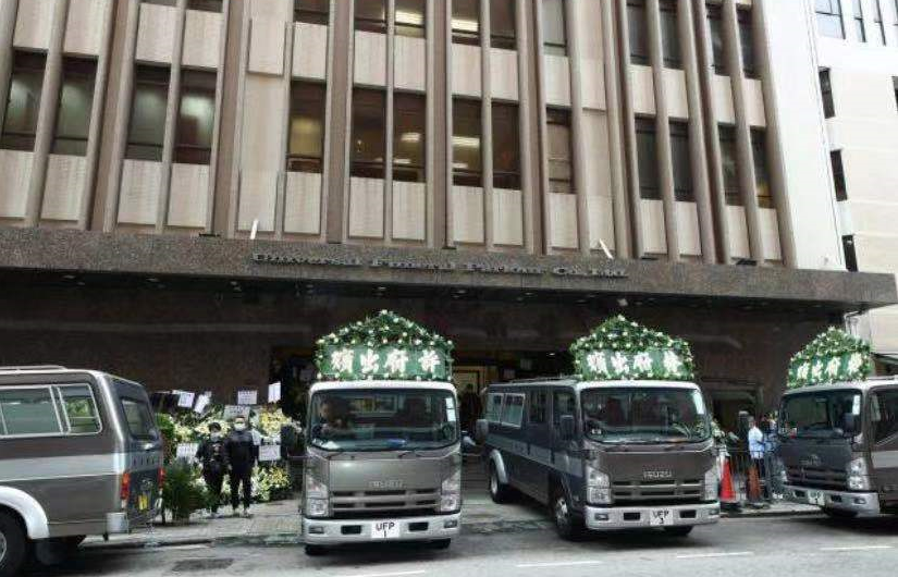 吴孟达|吴孟达出殡现场：爱妻满脸哀伤靠人搀扶，18岁儿子憔悴双眼微肿