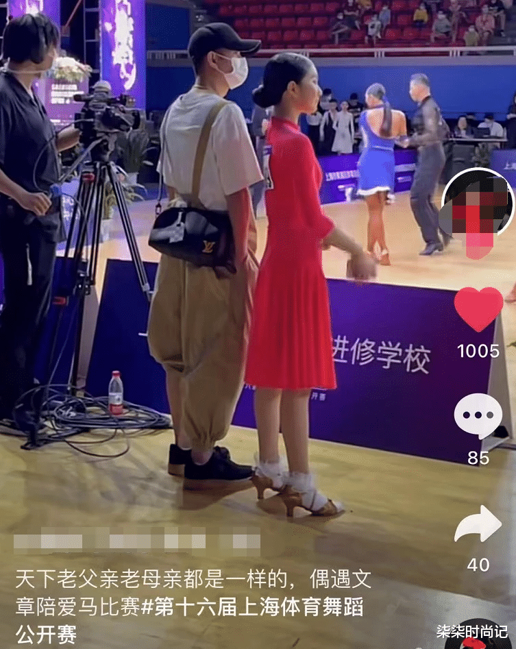 柒柒时尚记|文章陪女儿参加比赛,13岁爱马身高惊人,身旁长发美女疑为新欢?