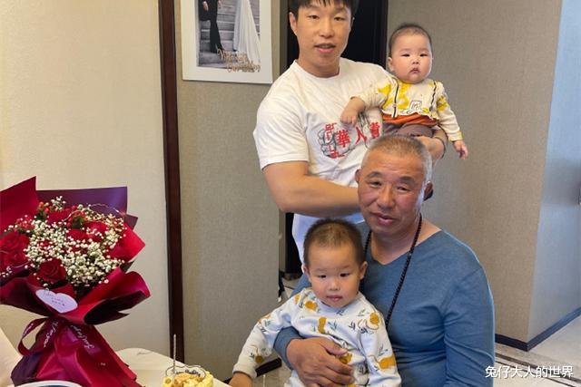 德云社|德云社饼嫂晒合影照，并喊话粉丝吃“狗粮”，她把饼哥放在了心里