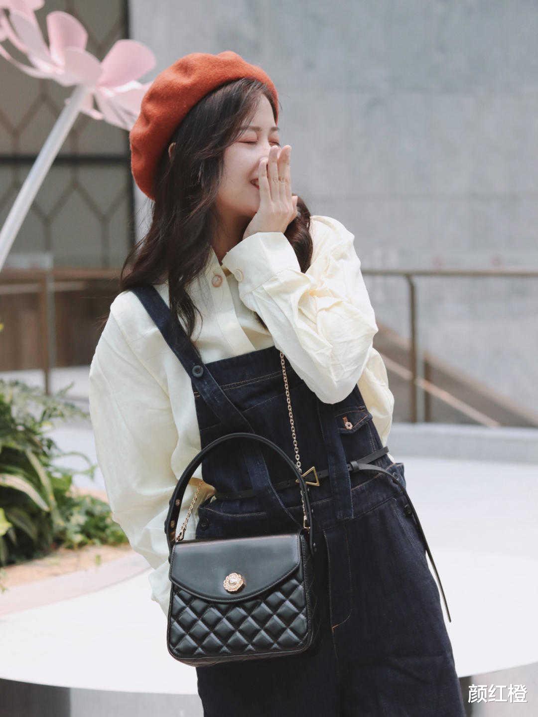 颜红橙|今年秋天，“背带裤”又火了，搭配T恤减龄俏皮又时髦，美得高级