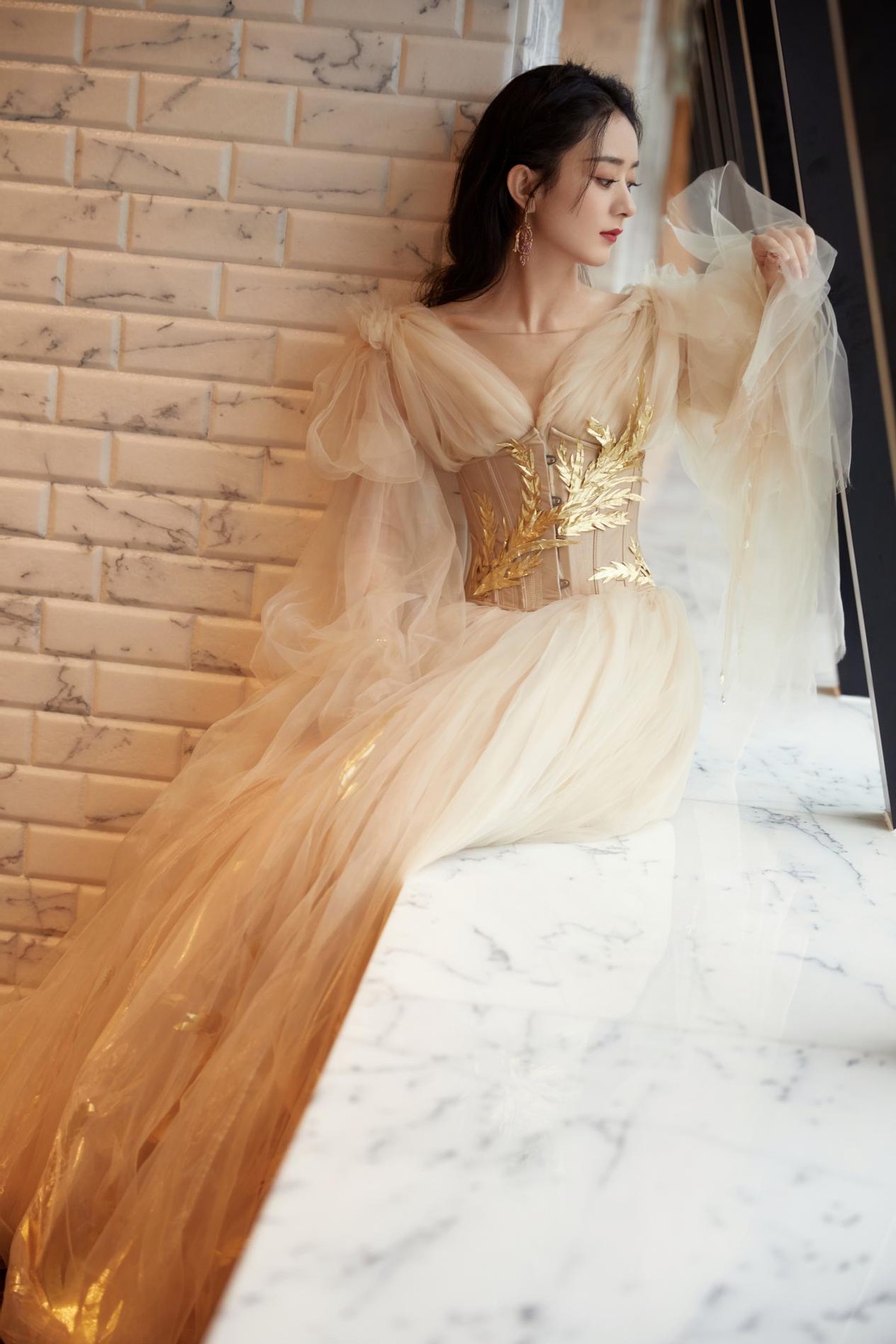 赵丽颖|赵丽颖就算当了妈也有公主梦,但腰勒得这么紧,看着有点透不过气来