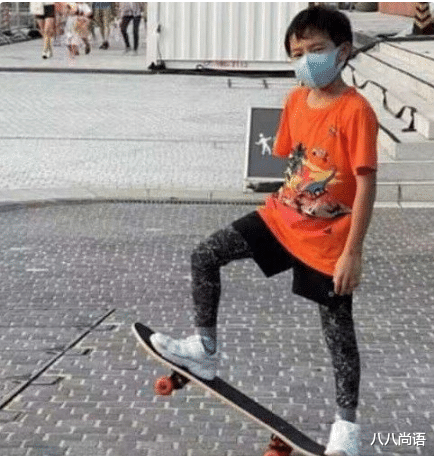 霍启刚|霍启刚带娃参与活动，女儿发型凌乱儿子像留守儿童，郭晶晶看到没