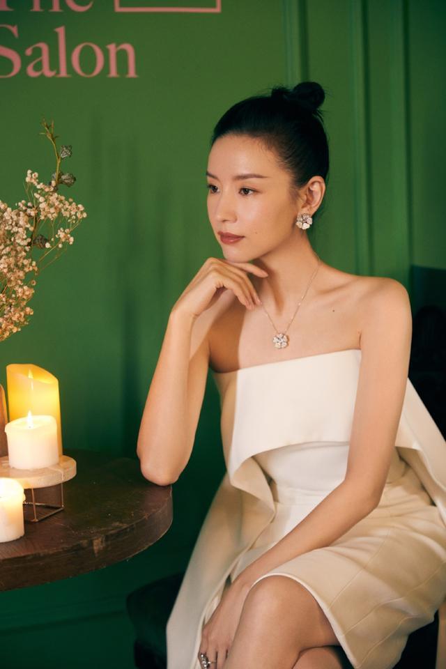 旗袍公馆|“初代女神”董洁就是耐看，穿白色抹胸裙真优雅，一点也不像41岁