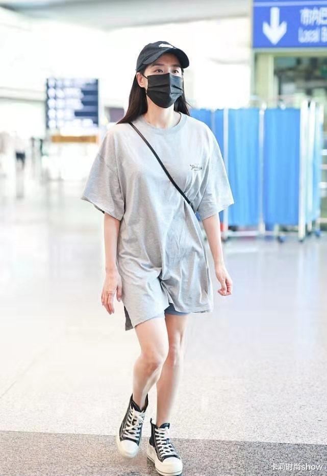 卡莉时尚show|王智穿基础款就出门了,灰T恤像睡衣,颜值高、身材好、底气足!