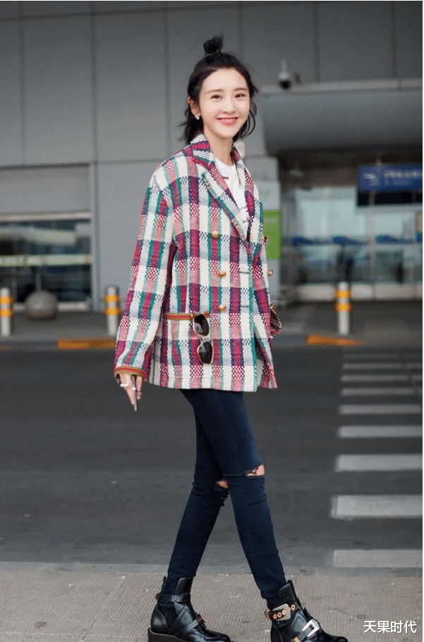 西装|唐艺昕好有少女感,短发+针织衫西服甜美动人,怼脸拍美得惊艳