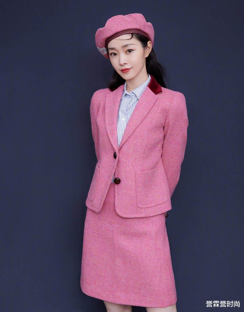 誉霖誉时尚 宋轶这款造型靓了！穿粉色带粉色，发型弄成“逗号”刘海还挺甜美