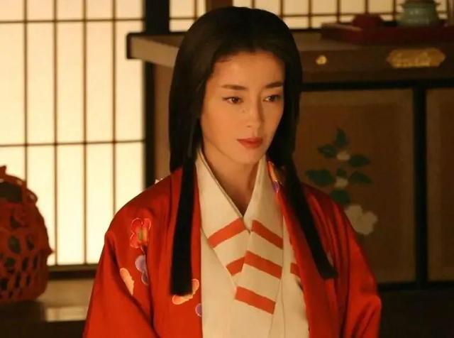 霍启刚|宫泽理惠母亲透露：我含泪把姐妹俩送进了导演的房间，锁上了门