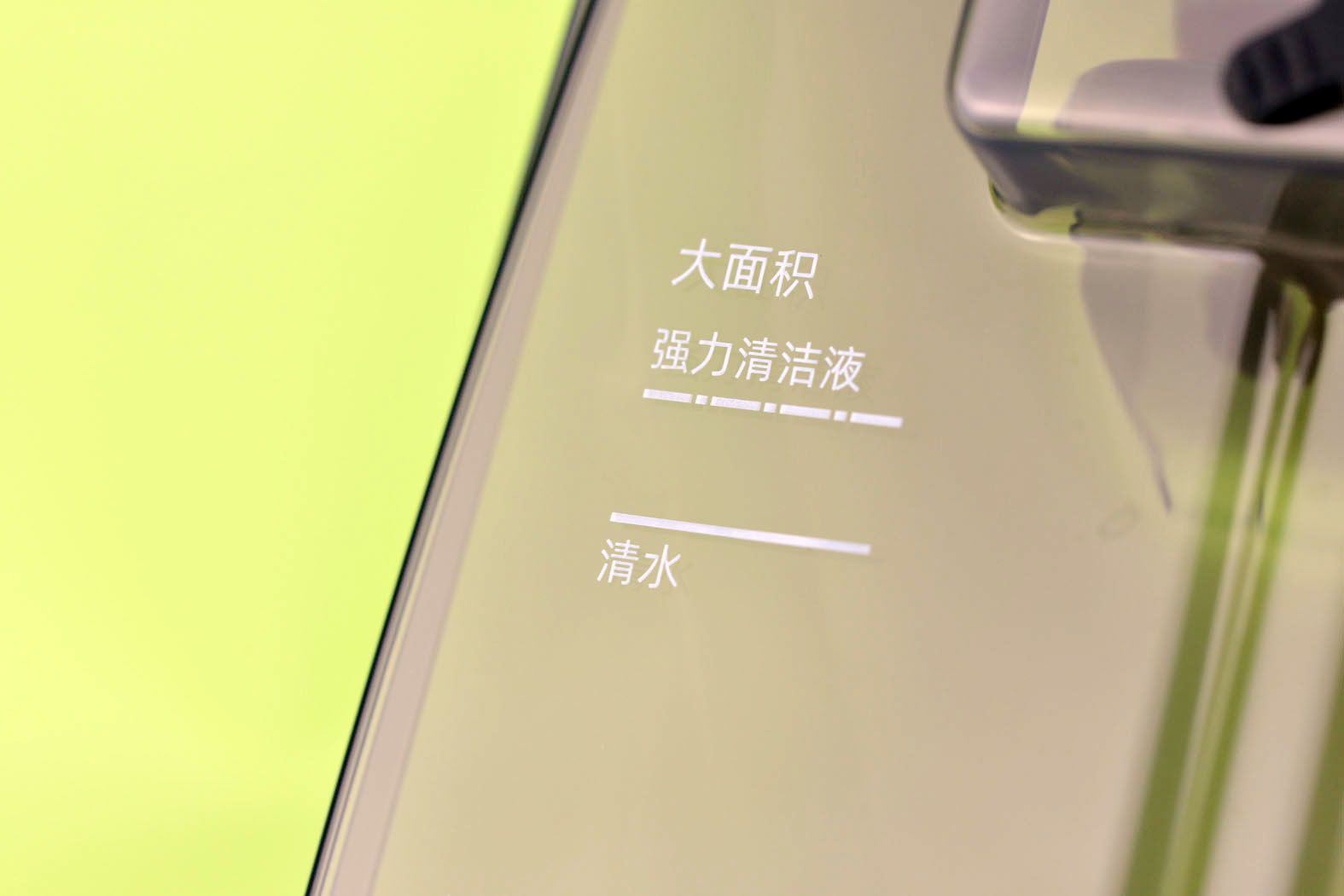 一喷二刷三抽四吸，仅用四步，UWANT布艺清洗机破解家居清洁难题