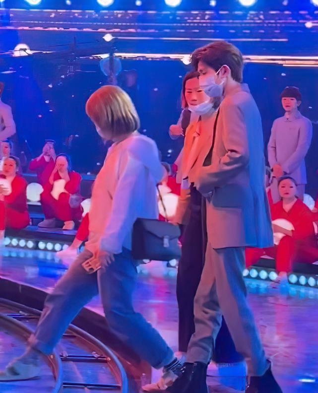 王源|王源总算长高了，央视无修图身高太抢镜，不到一月突破一米八？