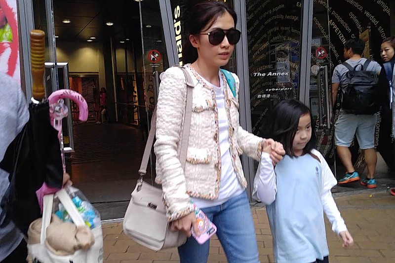 BiuVogue 甘比和郭晶晶同穿T恤，同是阔太穿衣风格却不同，都挺舒服的