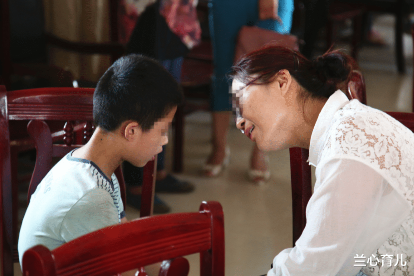 兰心育儿|3岁男孩进入女澡堂，40岁阿姨当场发飙：都被看光了