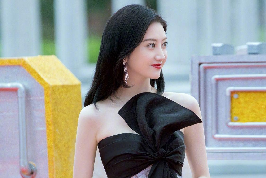 景甜|景甜身材有多“辣”？出席活动直接穿块布，成全场焦点