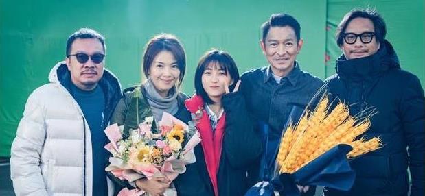 刘德华|刘德华张子枫新戏杀青，两人此次演父女，刘德华抱着一把麦穗合影