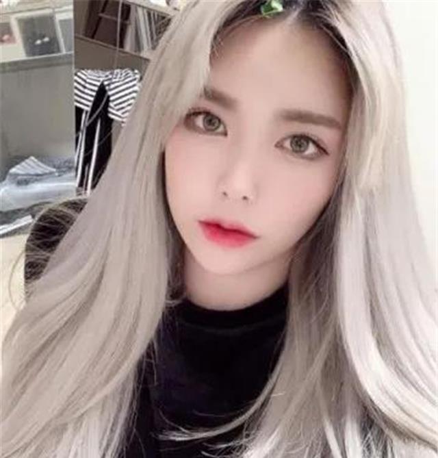 提莫|大舅子时隔三年发动态，一片破抹布落在地板上，暗中回应金提莫？