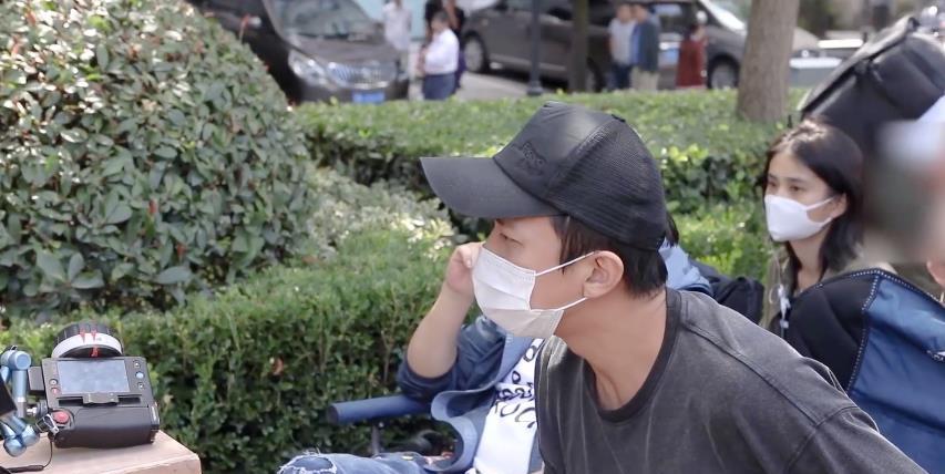 方脸妹说时尚|邓超罕见探班孙俪！42岁穿卫衣棒球帽片场为老婆按摩，原配变助理