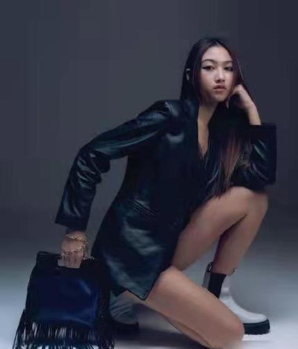 任达华|任达华女儿拍写真，打扮成熟性感，16岁身高接近1米8