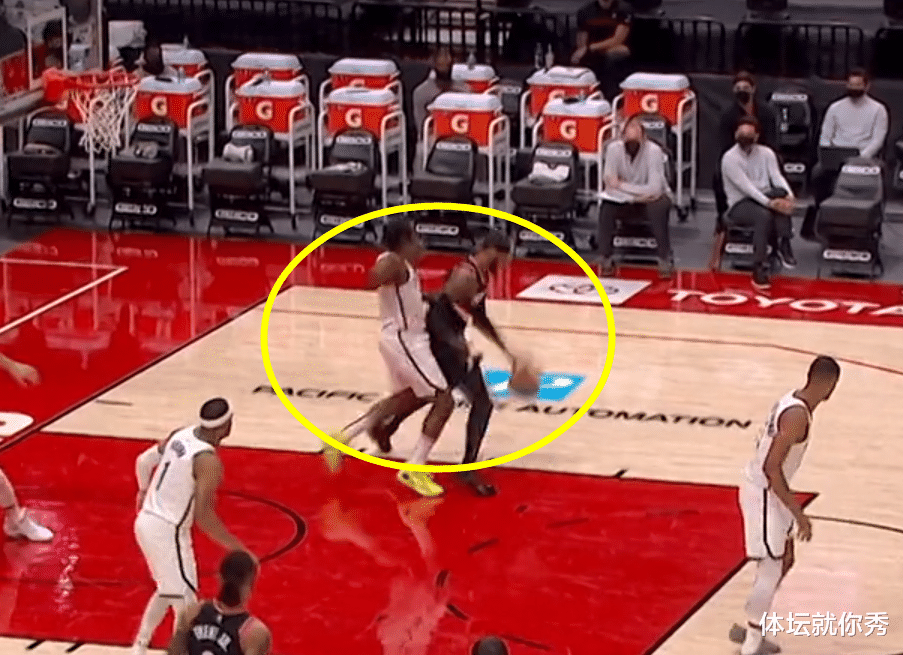 詹姆斯·哈登|跟哈登杠上了？安東尼背打哈登，連頂2下都沒動，5秒后甜瓜認慫了