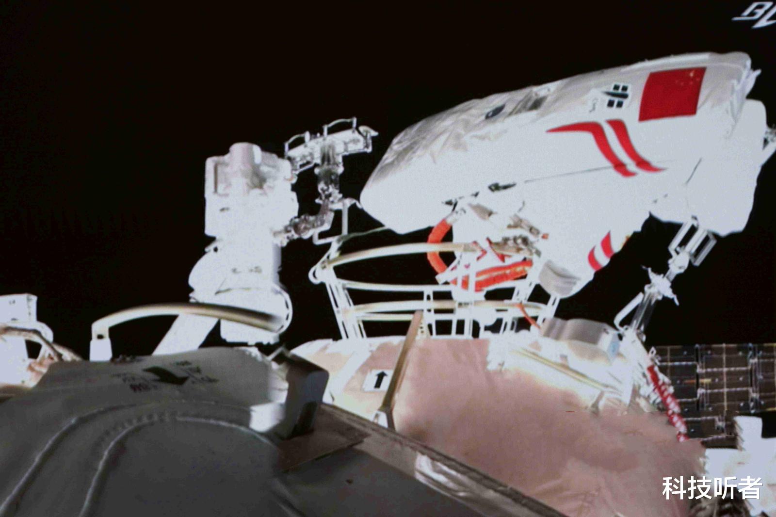 一套舱外宇航服为何造价上千万，重达240斤，它有那么重要吗？