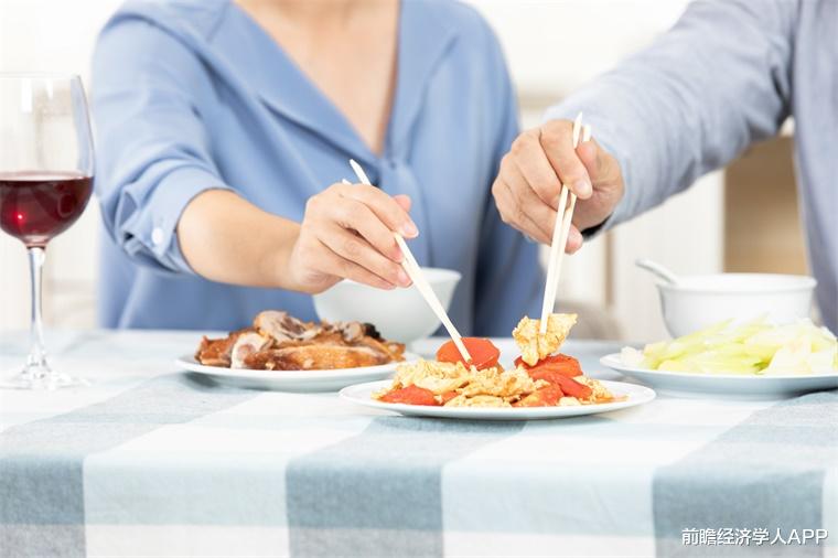 心脏病|多给她一点陪伴吧！研究表明：女性独自吃饭，患心脏病的风险更高