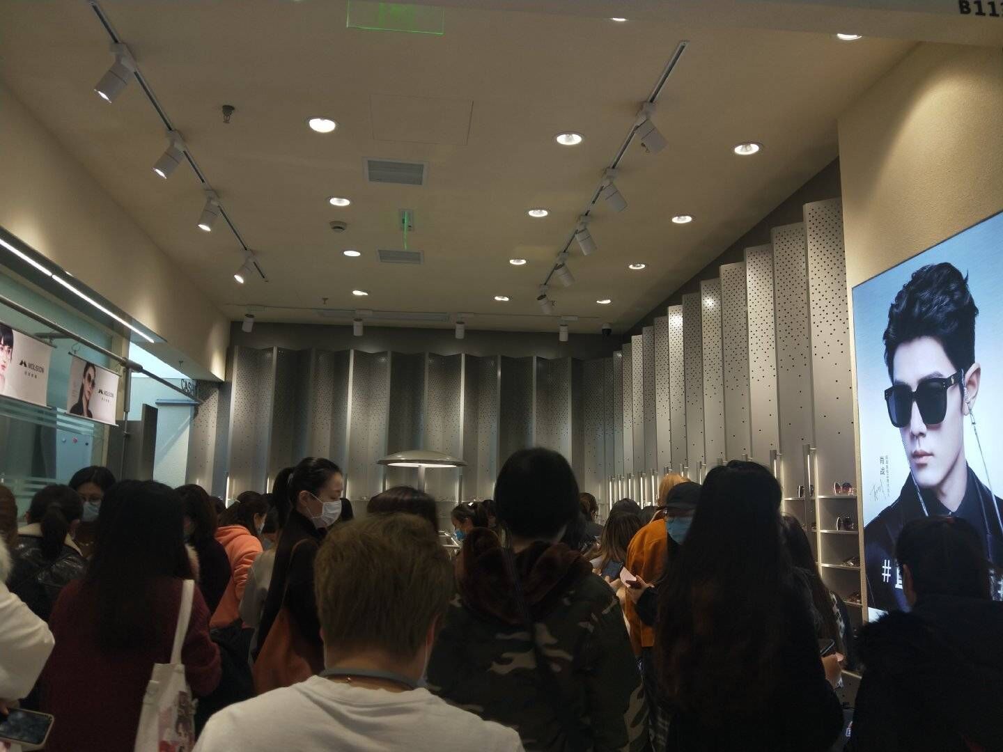 肖战|更换代言人肖战，网友直呼长了见识，也让蔡徐坤和杨颖有些尴尬！