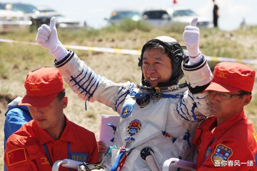 宇航员 万里挑一的宇航员重返地球，却连路也不会走了，只能被抬出返回舱