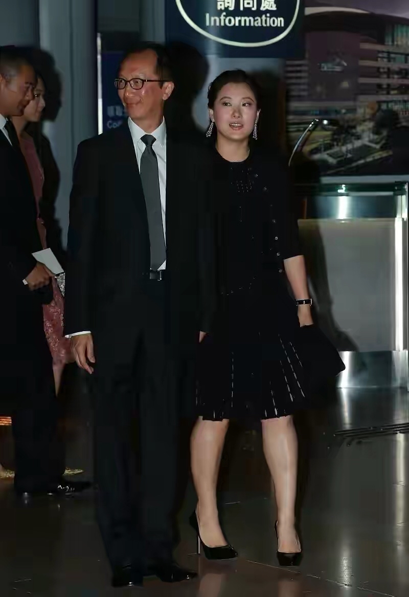 闲鱼有话说|伏明霞没逃过“中年发福”，穿小黑裙身材变圆润，一看就是阔太太