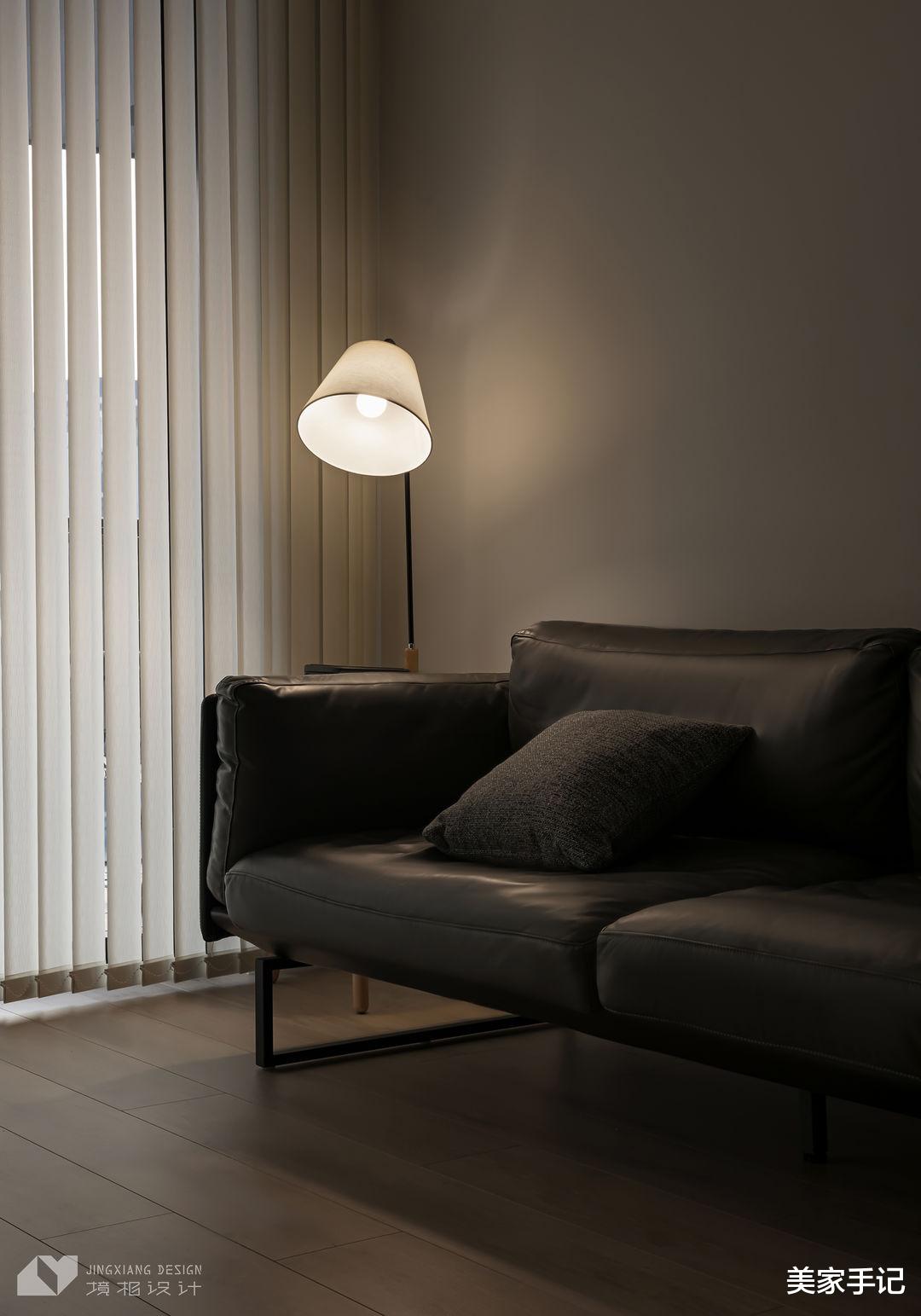 深圳夫妻136㎡的家,仅凭一个客厅就圈粉无数,不要电视墙太香了!