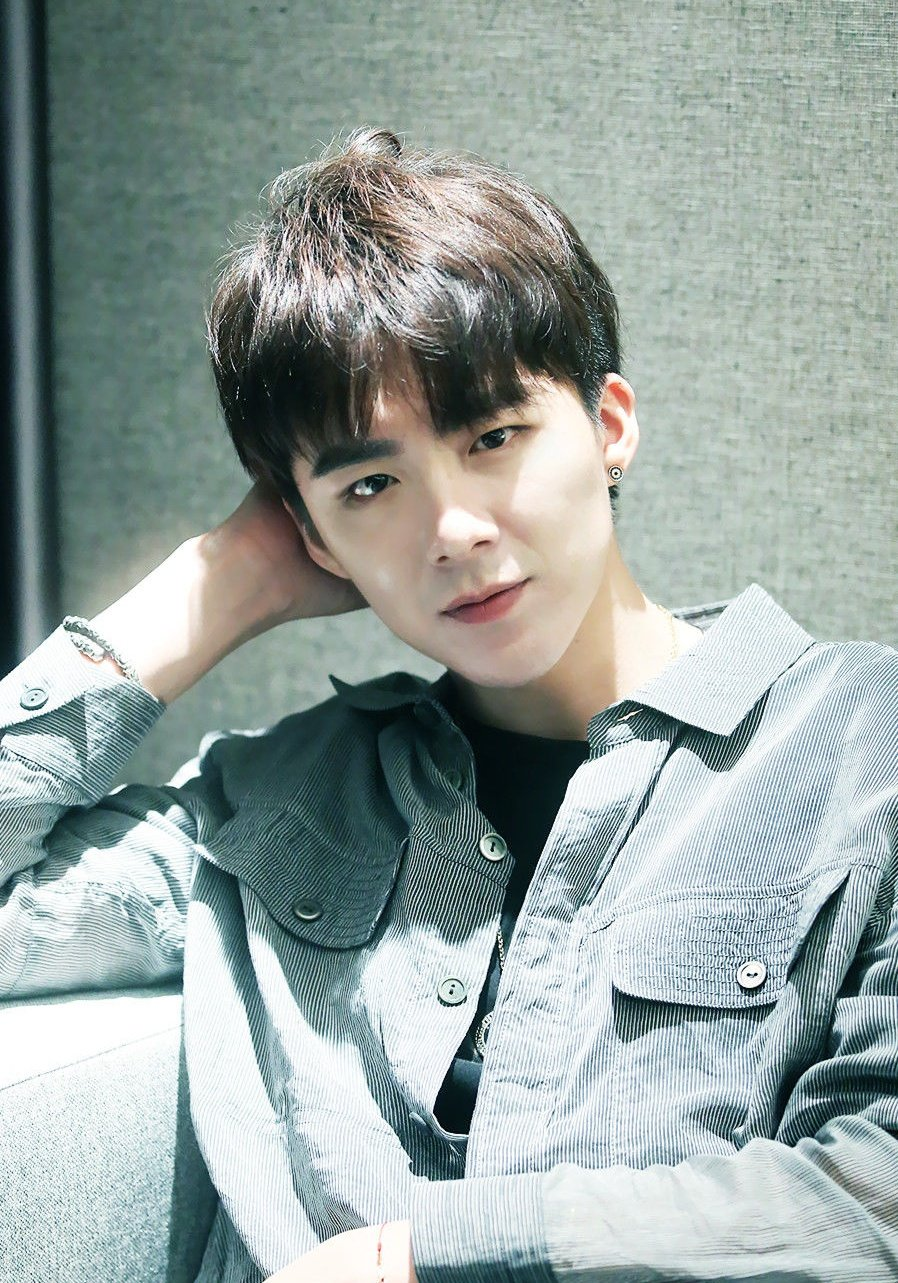 半暖时光|网红出身之后一路走红的刘宇宁，凭借着一个麦克风一个手机开起了自己的直播间