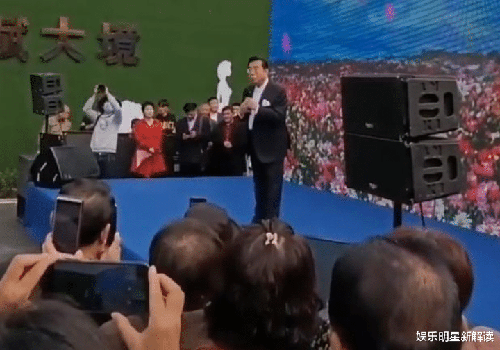 李双江|82岁李双江接商演捞金!舞台简陋破旧,高龄卖唱原因让人心酸