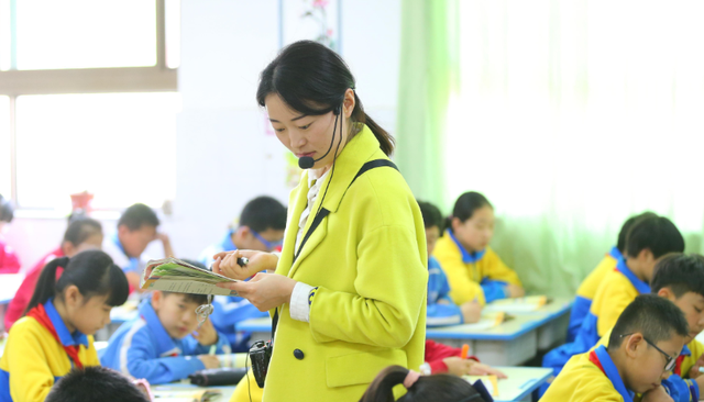 家有二宝育儿|教师“新福利”,新规启动教龄影响岗位晋升,老师:幸福来得突然