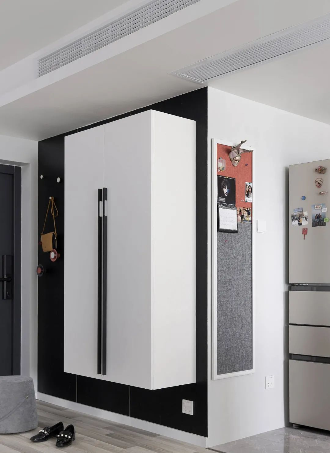 68㎡极简两居室：他用黑白灰，诠释了什么叫时尚的格调感！