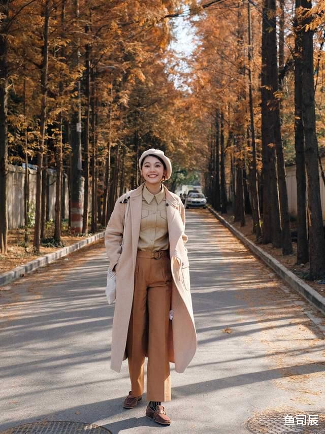 鱼司辰|秋天太适合穿大地色了，大衣搭配直筒裤气质又高级，太喜欢了