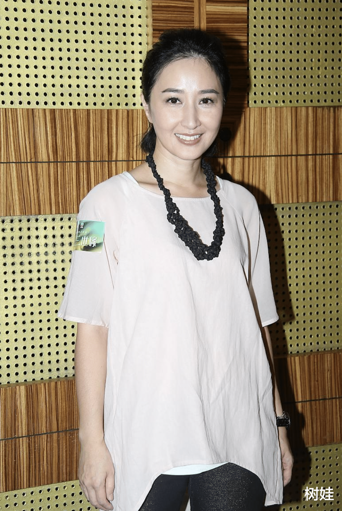 关咏荷|张家辉携妻女外出享家庭乐，15岁女儿身高瞩目，亭亭玉立像关咏荷