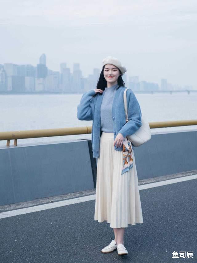 鱼司辰|秋天真正优雅的女生，用针织衫马甲搭配白色牛仔裤，高级又洋气