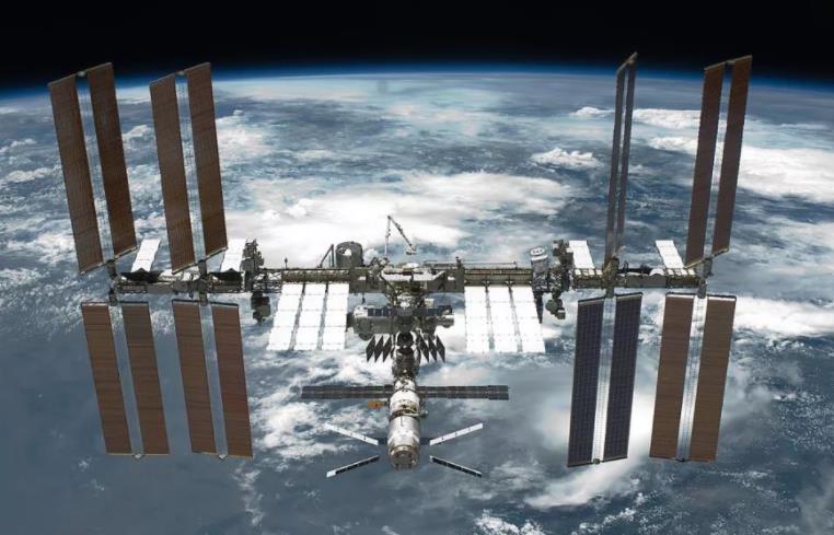 俄罗斯 俄罗斯飞船被恶意钻洞？美宇航员成众矢之的！中国空间站要提防