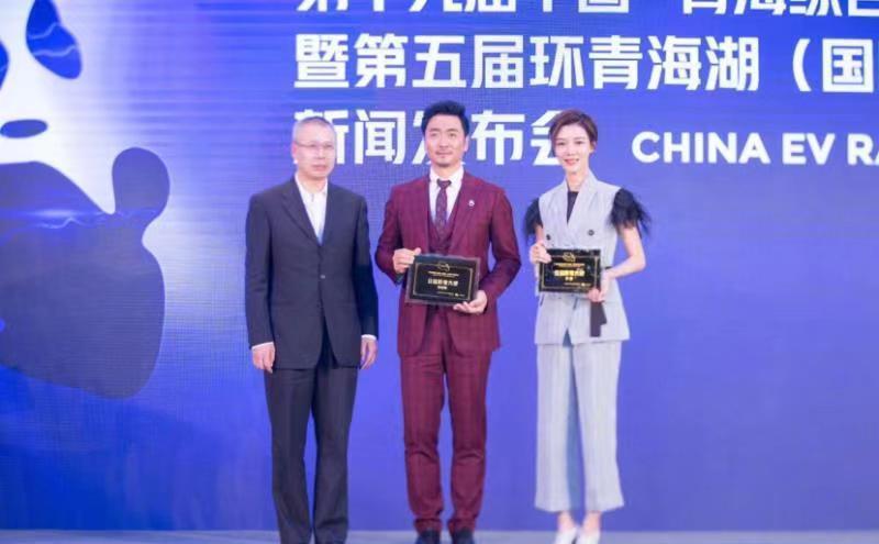 车晓|车晓职场穿搭太有气场了！西装马甲搭配透视衫，高级大气又有范