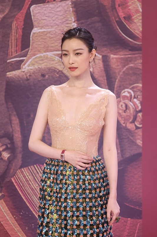 倪妮|倪妮的裸色拼接长裙，在灯光下像是“隐身”一样，衬得人优雅妩媚