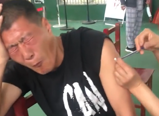 安然说社会 笑哭！安徽一男子打疫苗紧张成表情包，闭眼疯狂大喊“妹妹轻点”