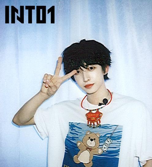 忧郁林黛玉|INTO1成团百日拍立得留念,11人吃火锅庆祝,周柯宇着装与众不同