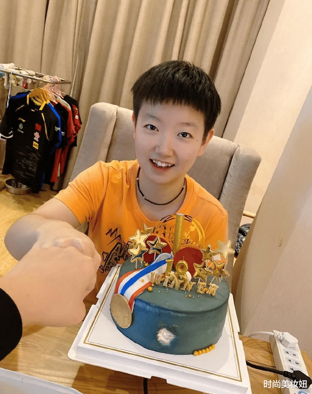 时尚美妆妞|孙颖莎不愧是“团宠”，穿T恤配娃娃脸太可爱，实力摘银太长脸